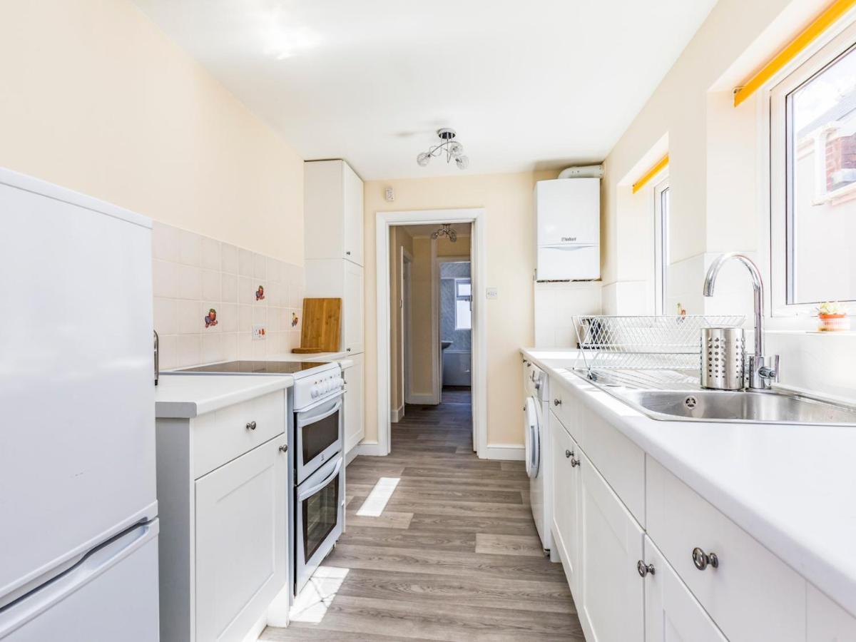 Pass The Keys Lovely Ground Floor Flat With Large Garden ชิชิสเตอร์ ภายนอก รูปภาพ