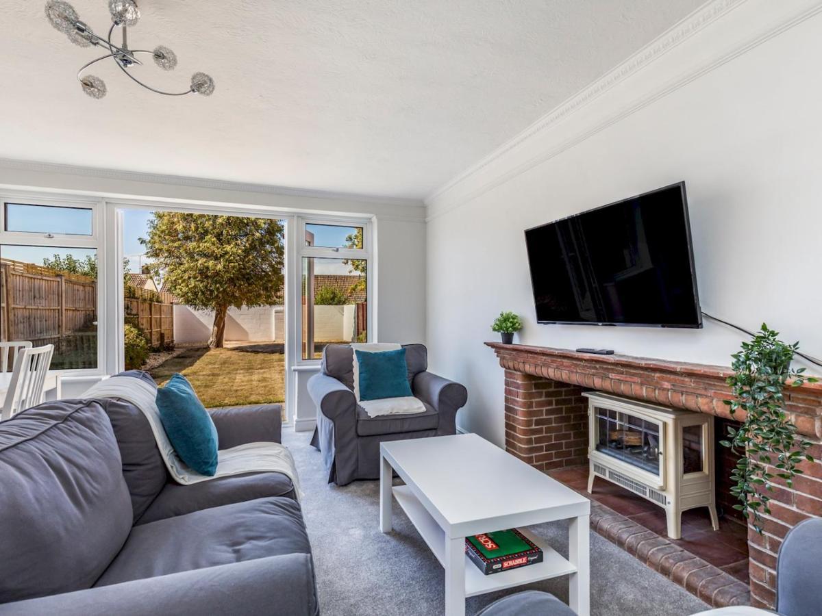 Pass The Keys Lovely Ground Floor Flat With Large Garden ชิชิสเตอร์ ภายนอก รูปภาพ