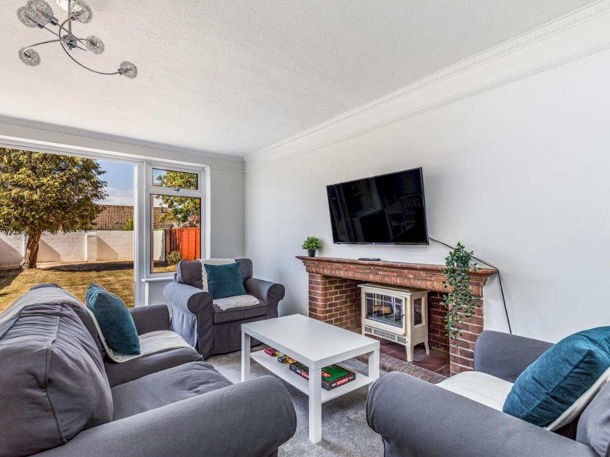 Pass The Keys Lovely Ground Floor Flat With Large Garden ชิชิสเตอร์ ภายนอก รูปภาพ
