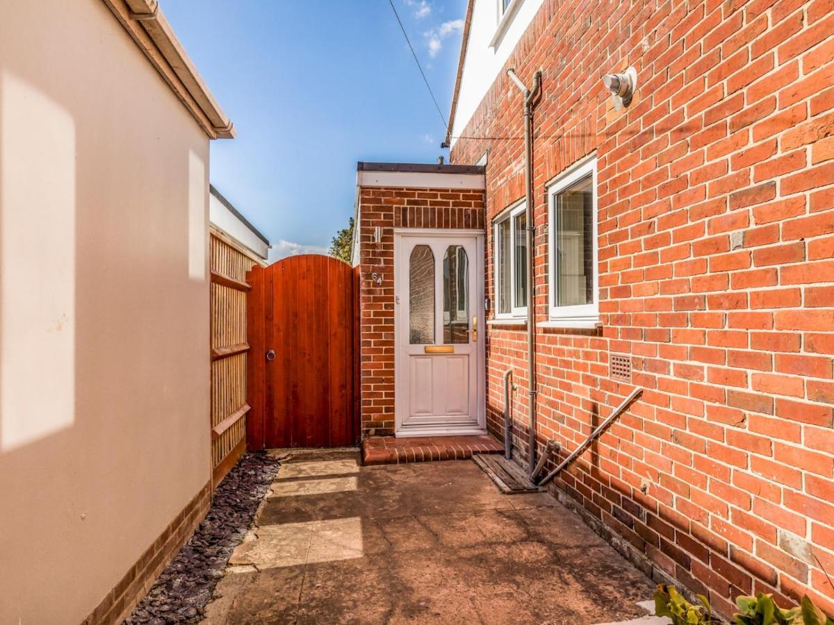 Pass The Keys Lovely Ground Floor Flat With Large Garden ชิชิสเตอร์ ภายนอก รูปภาพ