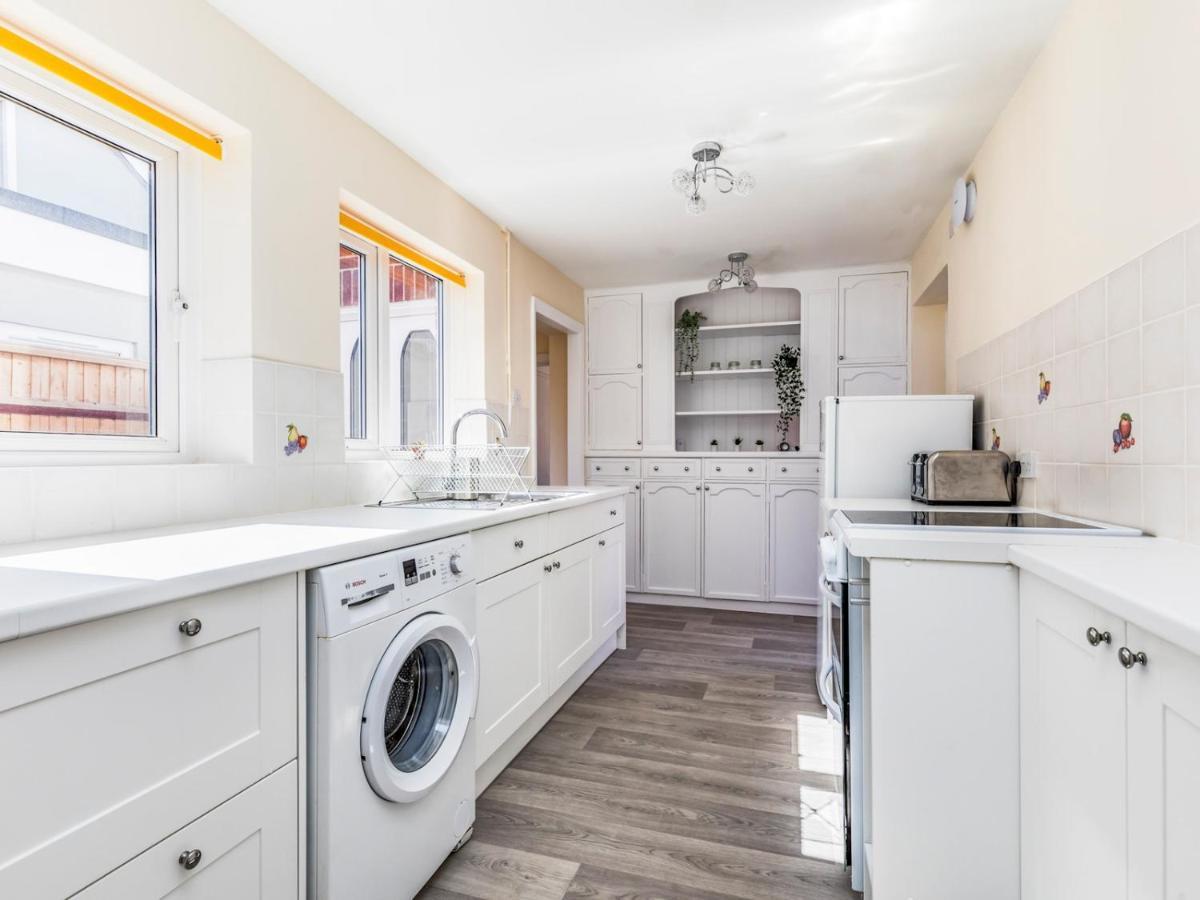 Pass The Keys Lovely Ground Floor Flat With Large Garden ชิชิสเตอร์ ภายนอก รูปภาพ