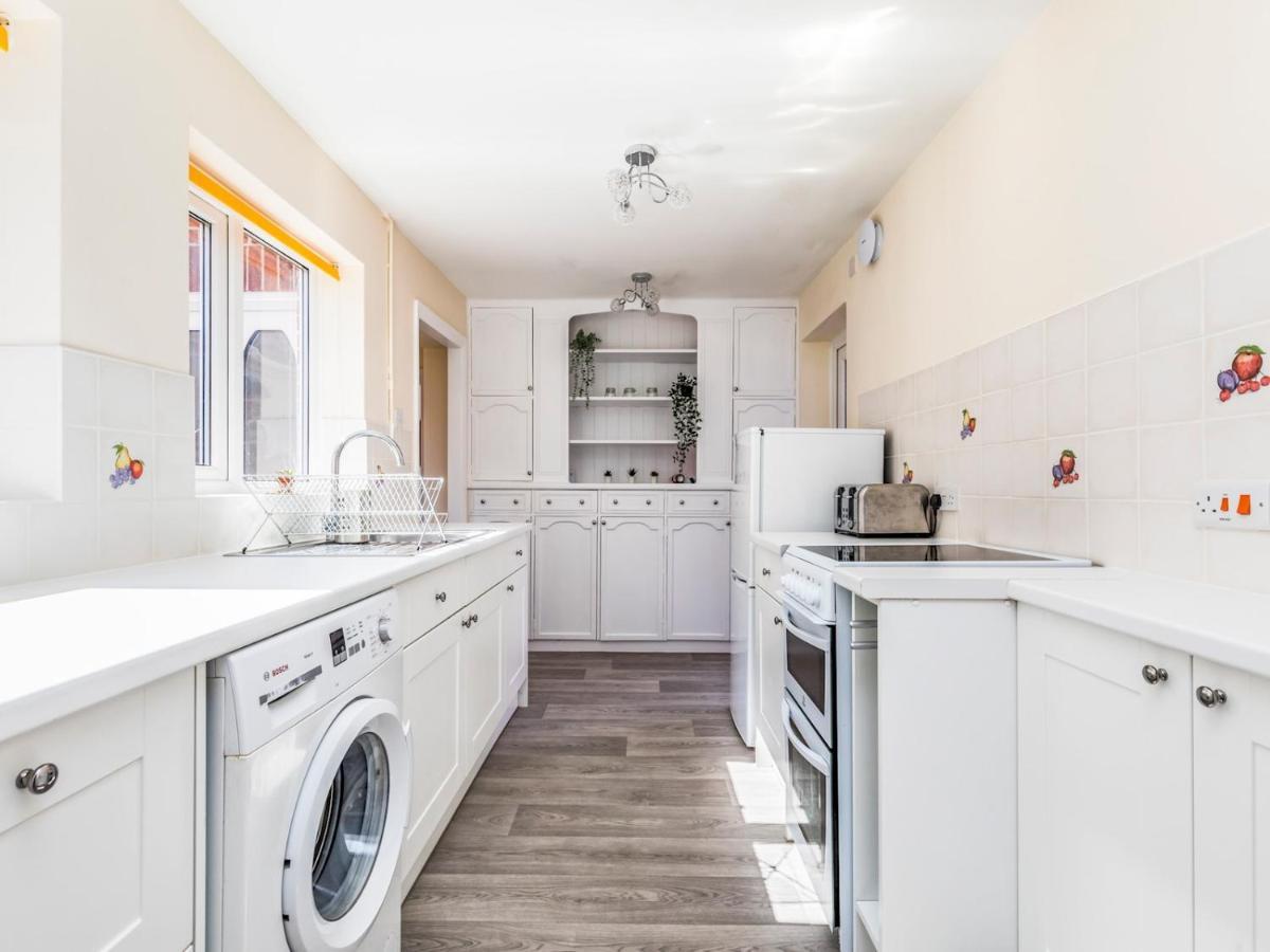 Pass The Keys Lovely Ground Floor Flat With Large Garden ชิชิสเตอร์ ภายนอก รูปภาพ