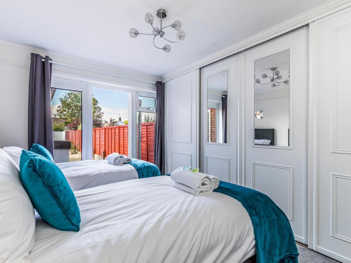 Pass The Keys Lovely Ground Floor Flat With Large Garden ชิชิสเตอร์ ภายนอก รูปภาพ